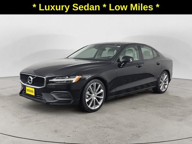 Used 2019 Black / Stone Volvo T5 Momentum image 1