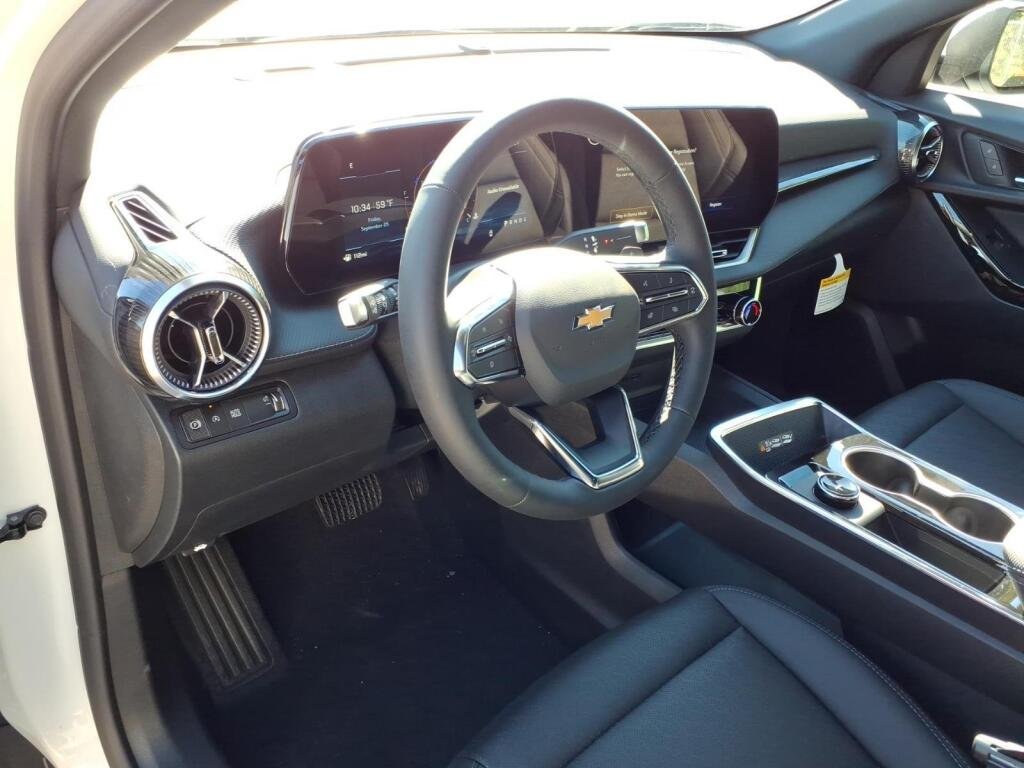 2027 Chevrolet Equinox LT - Photo 8