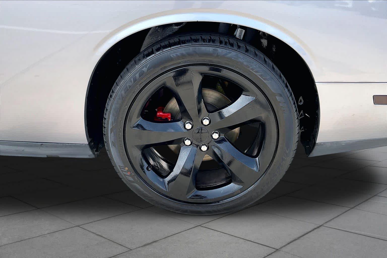 Used 2014 Billet Silver Metallic Clearcoat Dodge R/T image 9