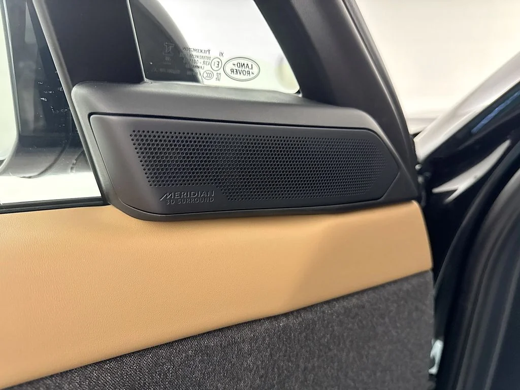 New 2026 Santorini Black Land Rover Dynamic SE image 19