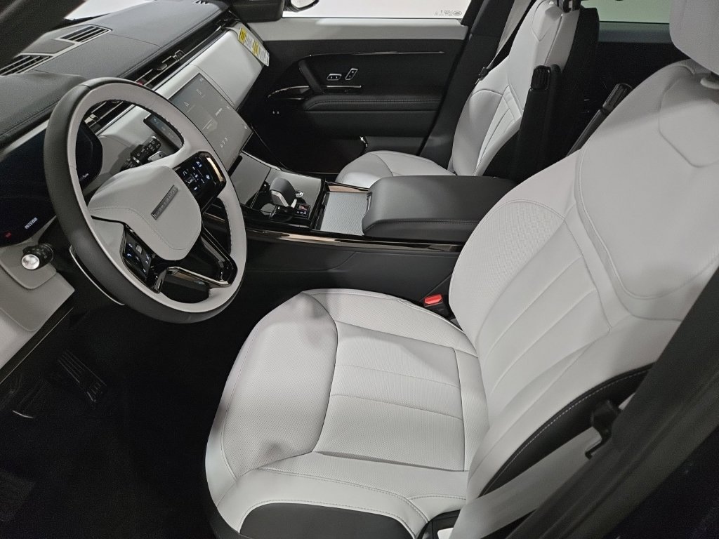 New 2027 Santorini Black Land Rover Dynamic SE image 21