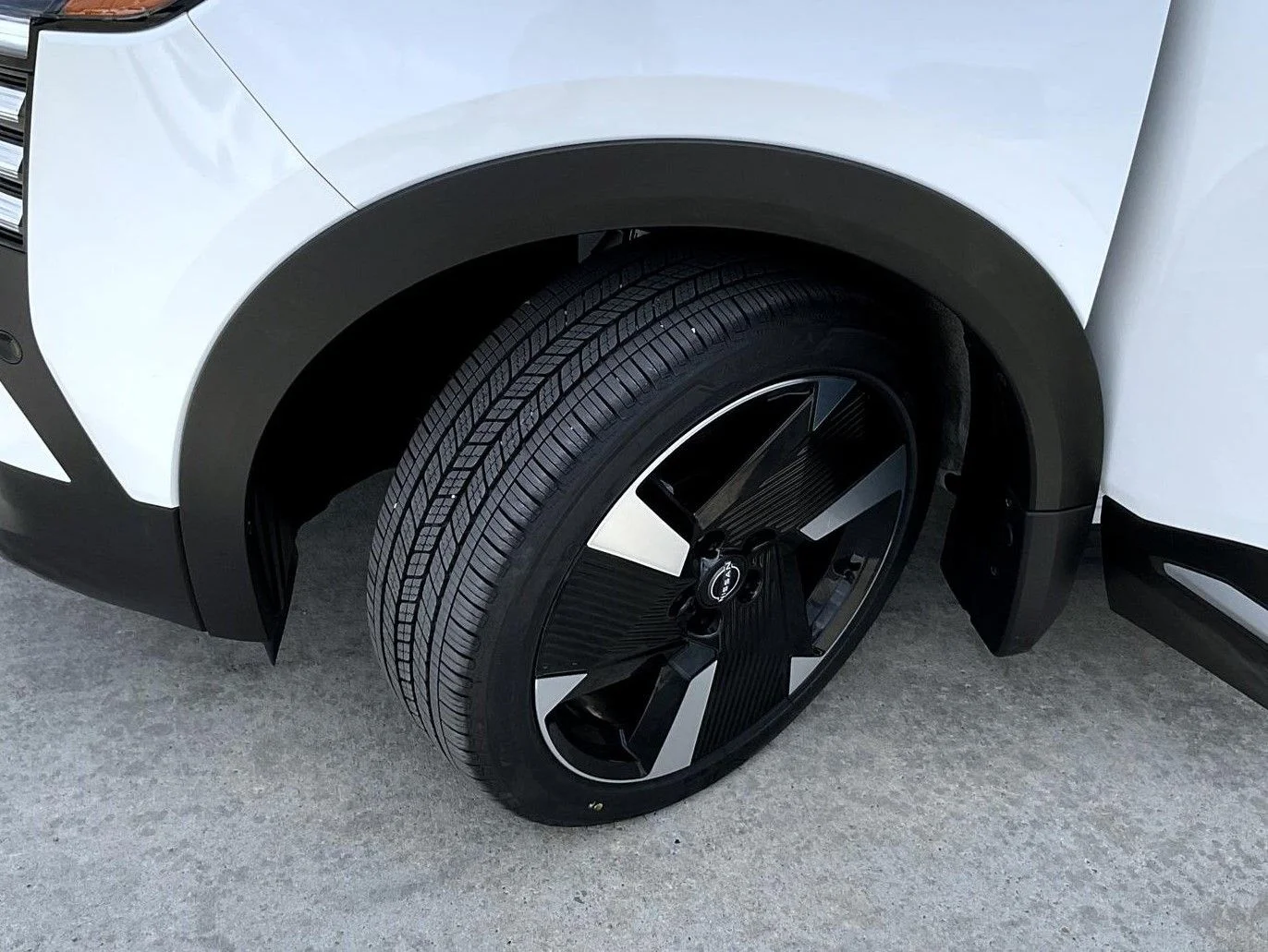 Certified Used 2025 White Nissan SR image 24