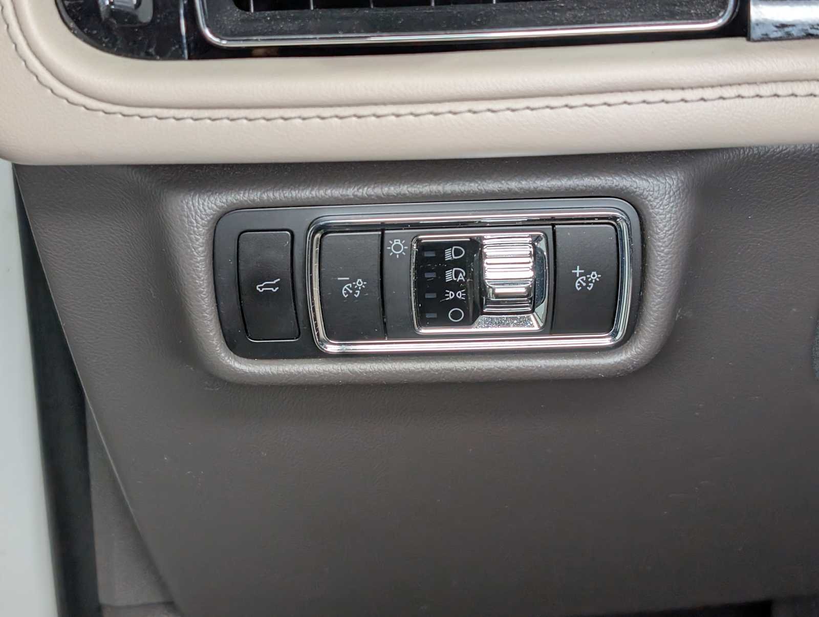 Used 2023 Pristine White Lincoln Standard image 36
