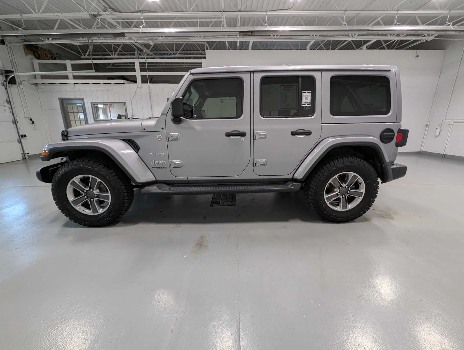 Used 2020 Billet Silver Metallic Clearcoat Jeep Sahara image 11