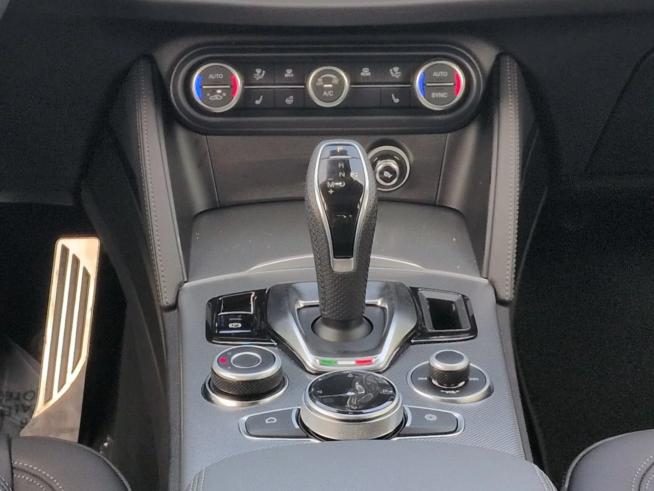 New 2026 Vesuvio Gray Metallic Exterior Paint Alfa Romeo  image 18
