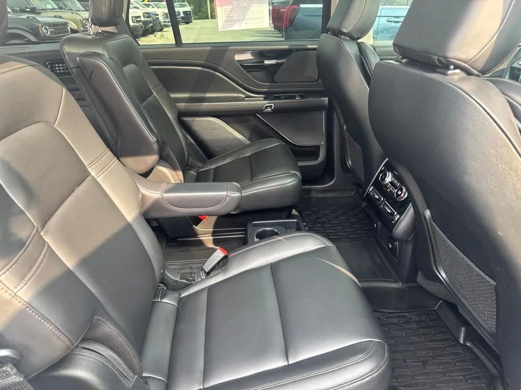 Used 2023 White Metallic Lincoln Standard image 35