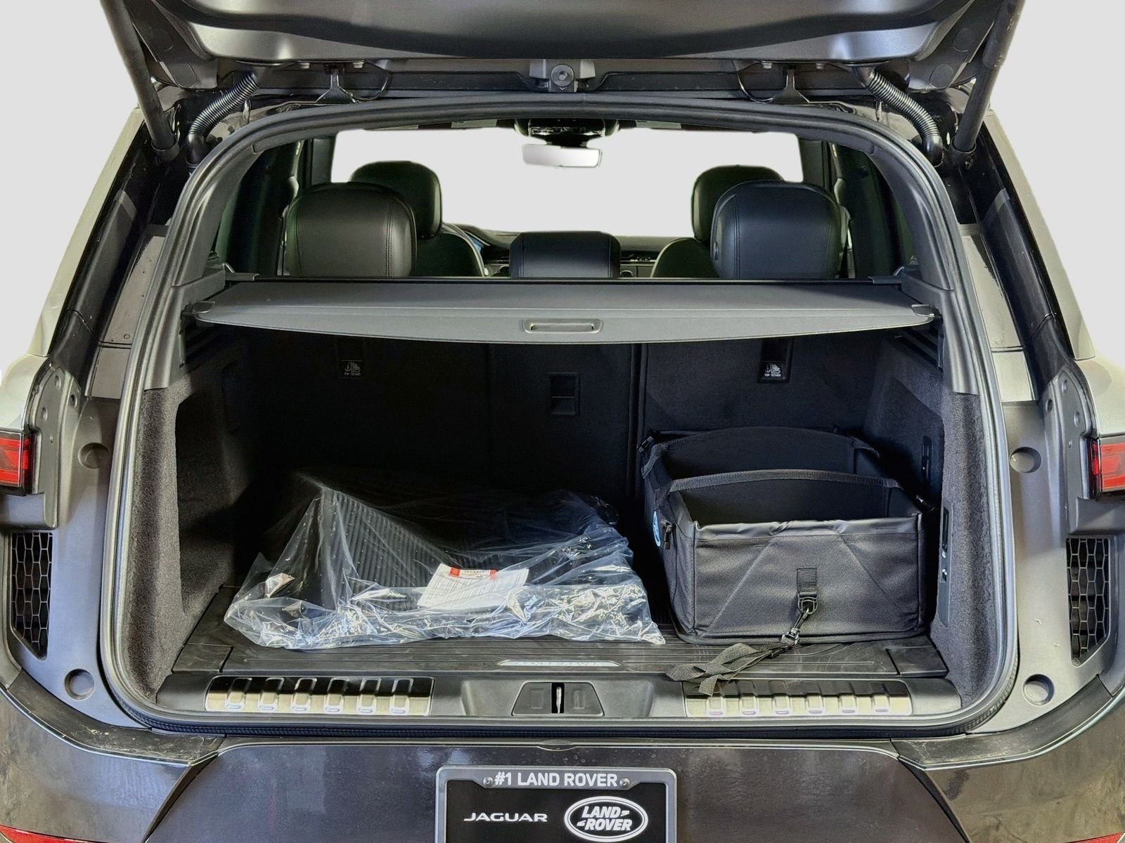 New 2026 Carpathian Grey Land Rover Dynamic SE image 29