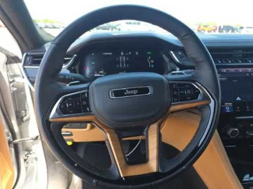 Used 2025 Silver Zynith Jeep Summit Reserve image 11