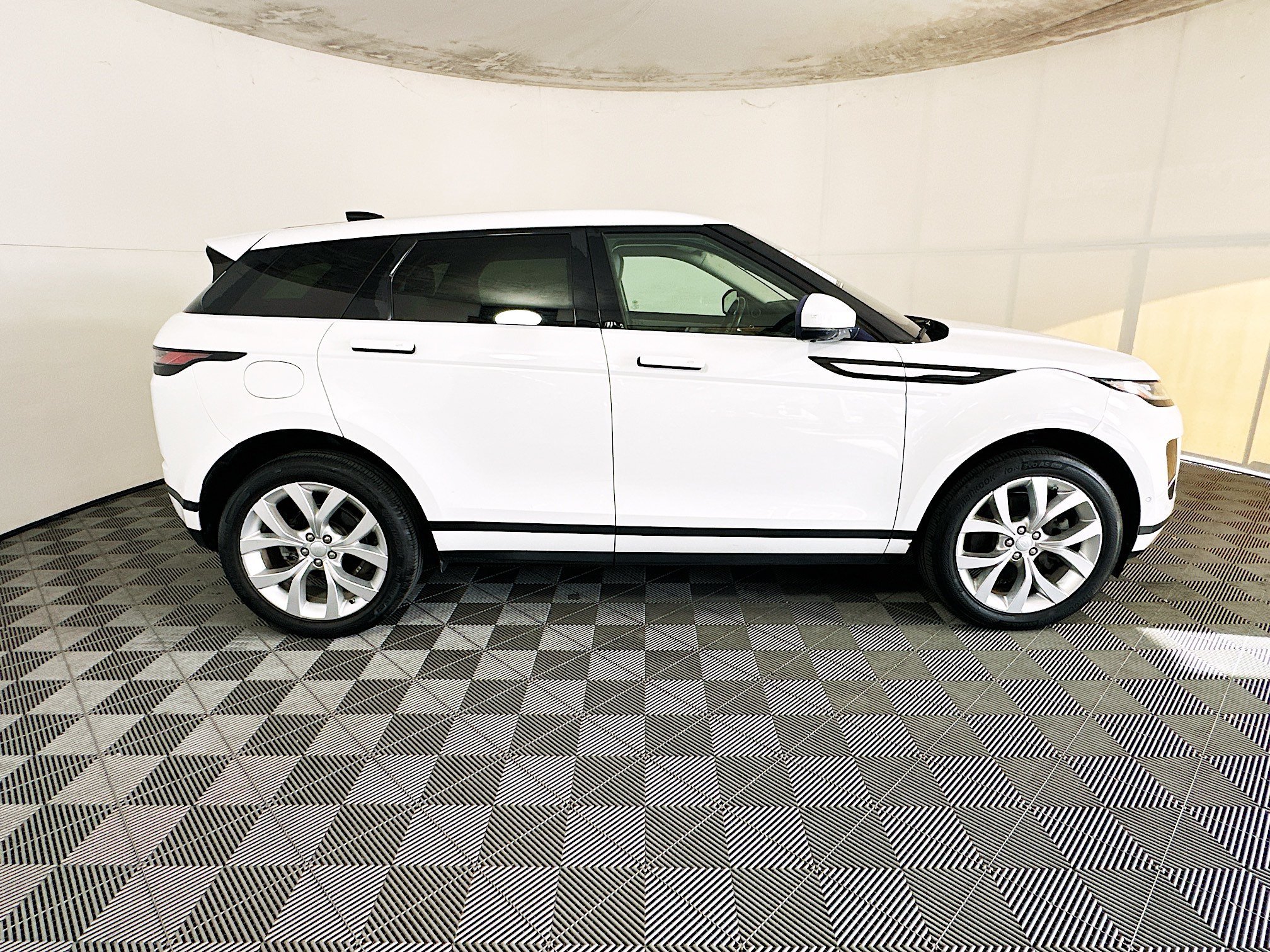 Used 2020 White Land Rover SE image 2