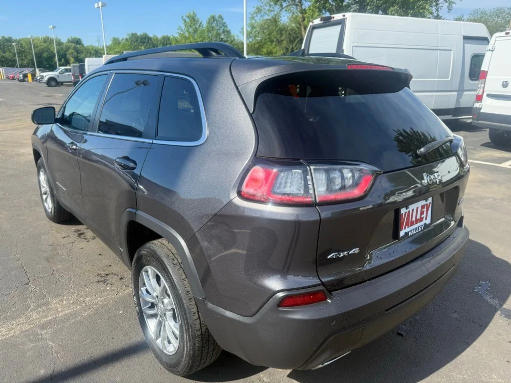 Used 2022 Gray Jeep Latitude Lux image 5
