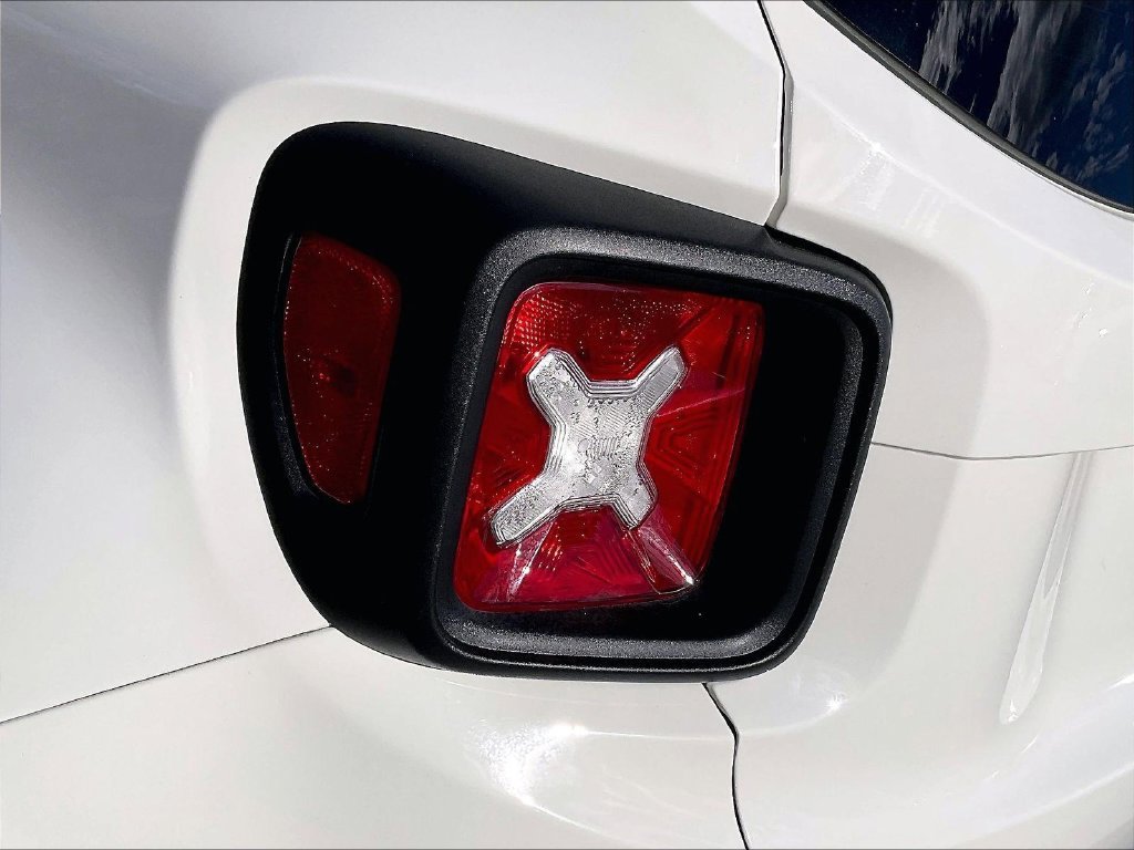 Used 2023 White Jeep Latitude image 30