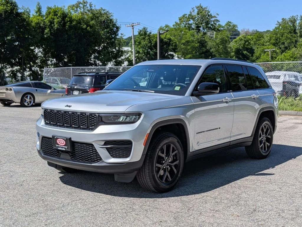 Used 2025 Silver Jeep Altitude X image 10