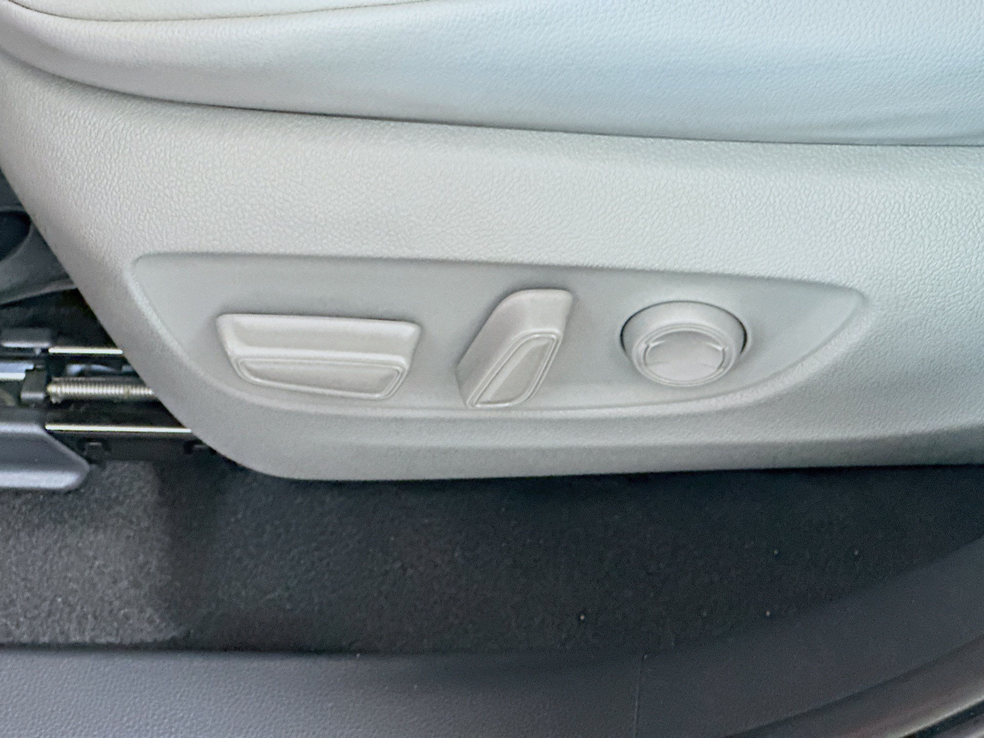Used 2025 Pearl Toyota Hybrid XLE image 13