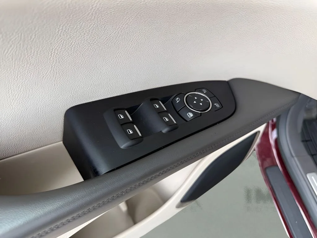 Used 2018 Red Lincoln Reserve image 11