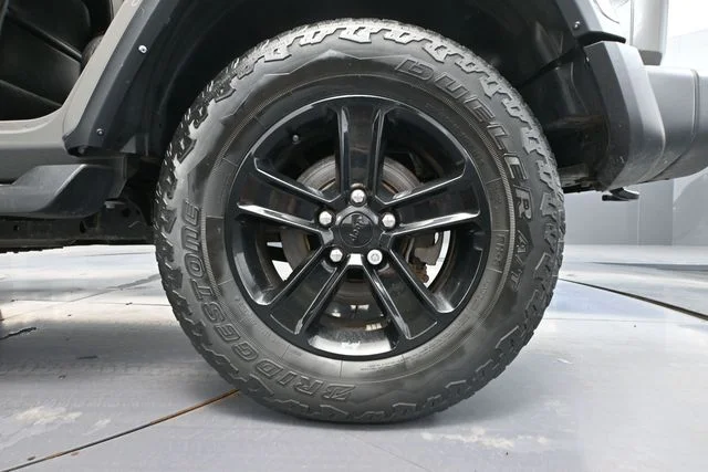 Certified Used 2022 Gray Jeep Unlimited Sahara Altitude image 15