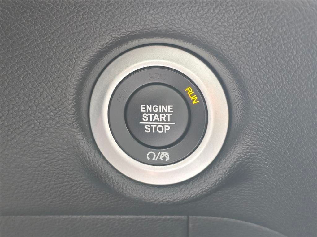 Used 2025 White Chrysler Select image 18