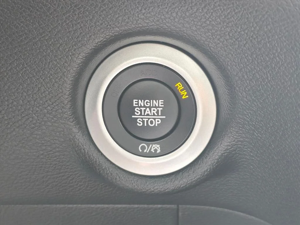 Used 2025 White Chrysler Select image 18