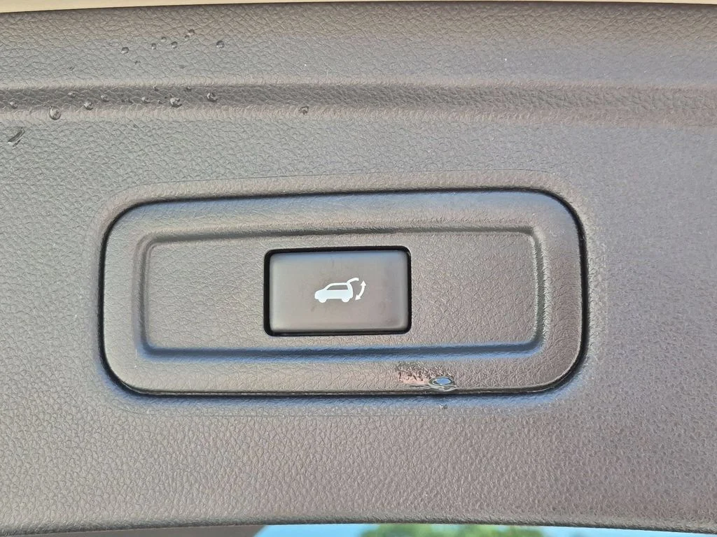 Used 2017 White INFINITI Base image 7