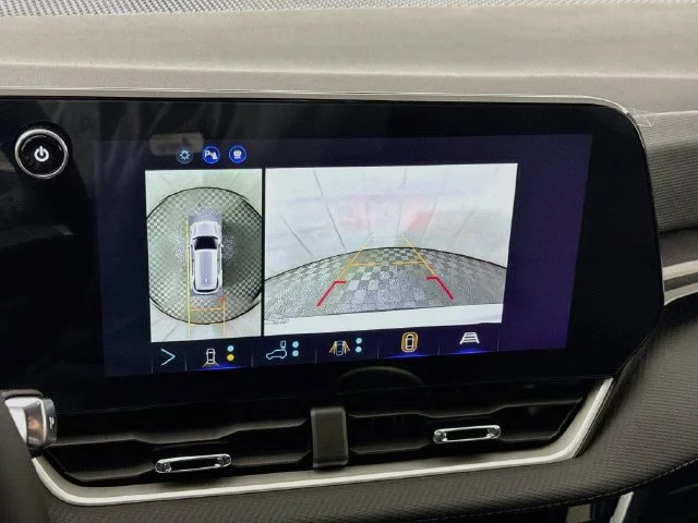 New 2027 Summit White Chevrolet LT image 15