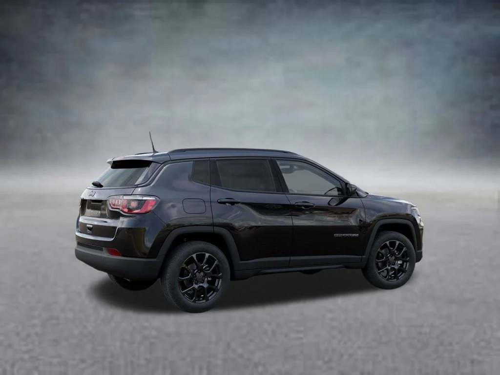 New 2026 Diamond Black Crystal Pearl-Coat Exterior Paint Jeep Latitude image 4