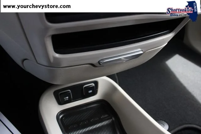 Used 2019 Black Chrysler Touring L image 31