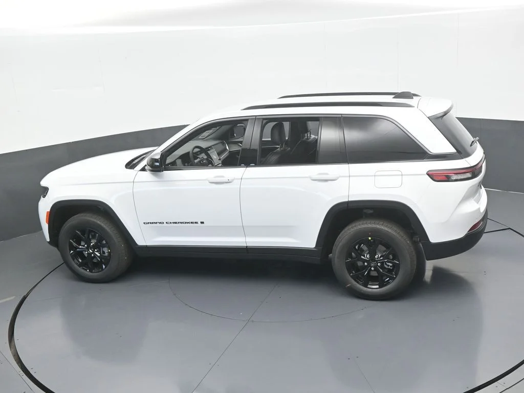 New 2026 Bright White Clear-Coat Exterior Paint Jeep Laredo image 47