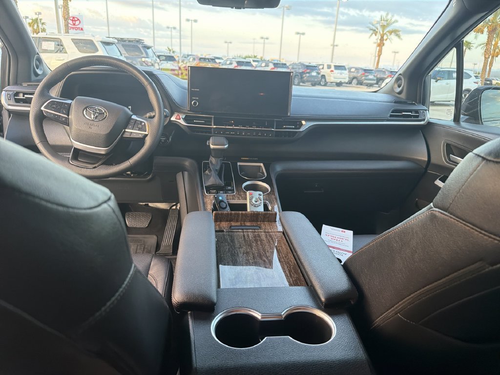 2025 Toyota Sienna Platinum - Photo 14