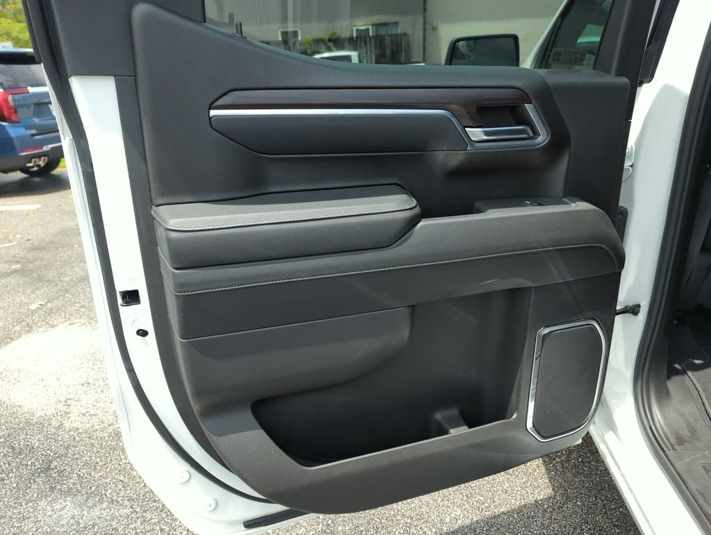 Used 2024 White GMC SLT image 26