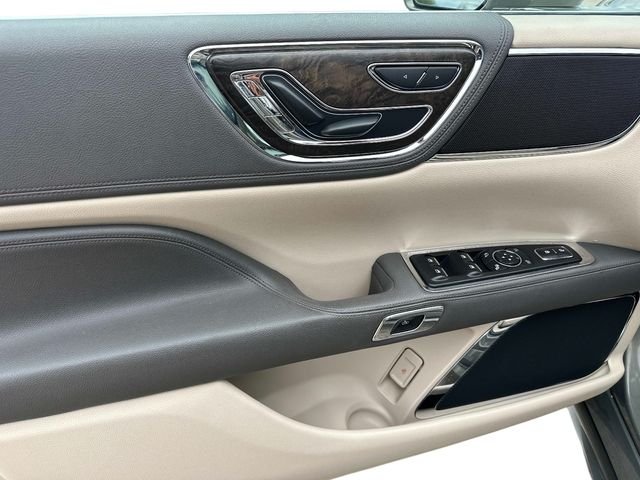 Used 2017 Green Lincoln Select image 14