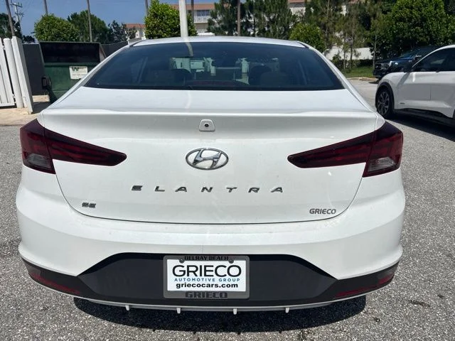 Used 2020 White Hyundai SE image 3