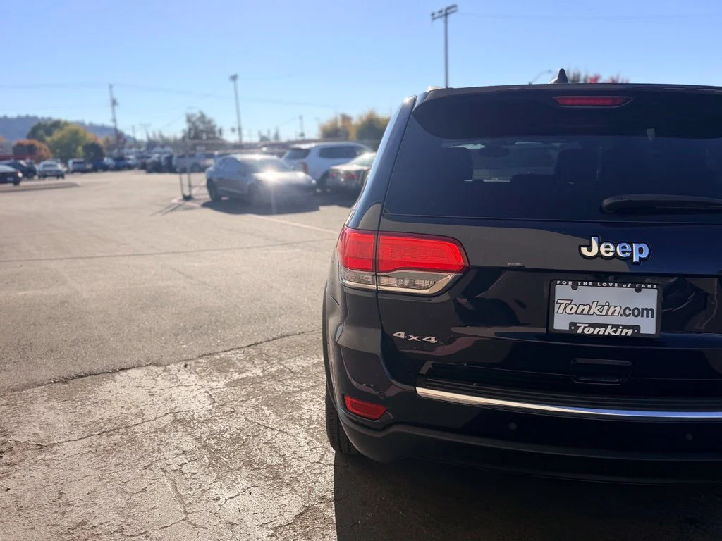 Used 2018 True Blue Pearlcoat Jeep Limited image 8