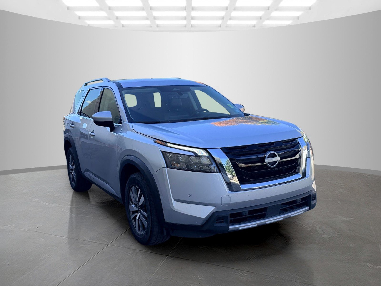 Used 2025 Silver Nissan SL image 3