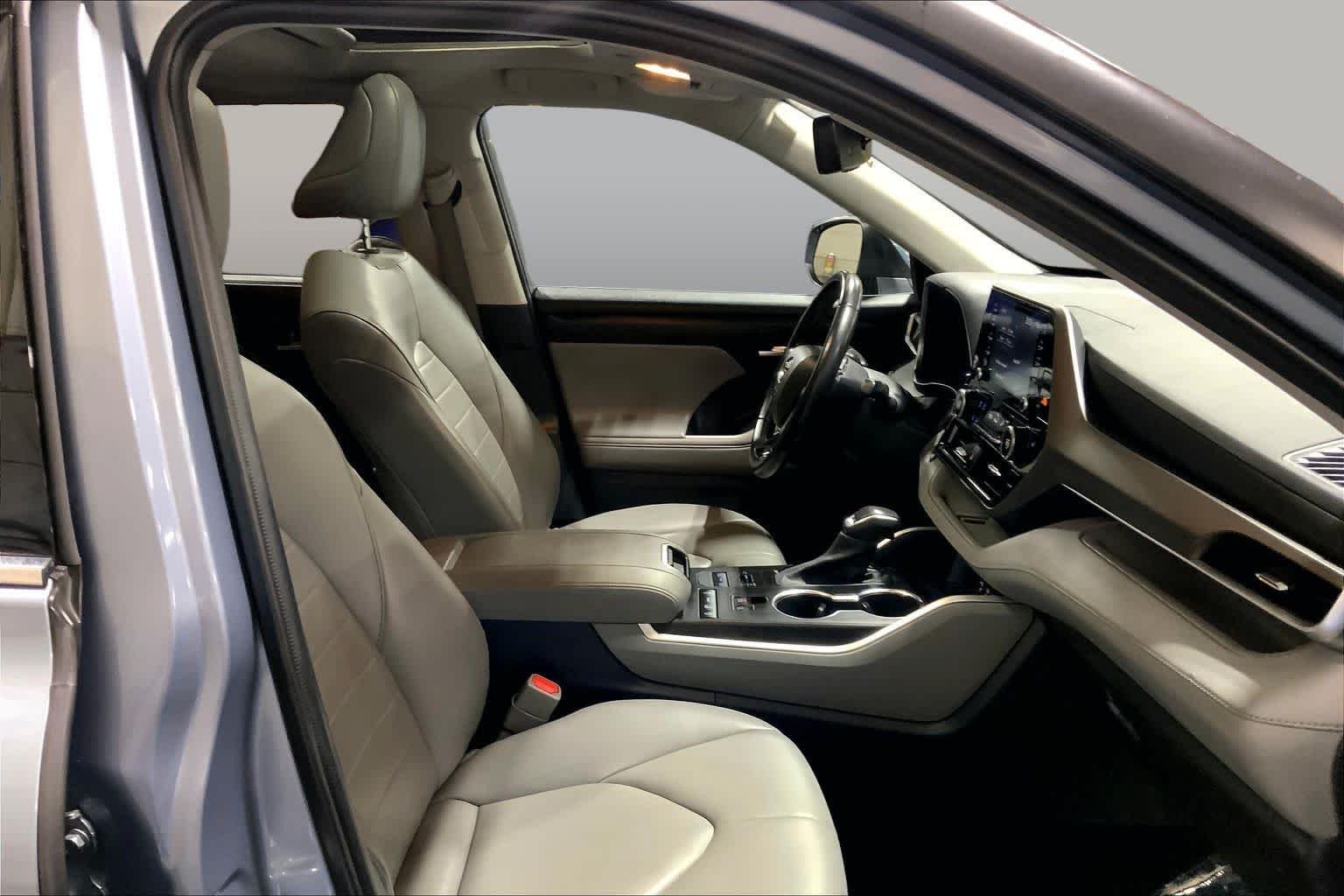 Used 2022 Moon Dust Toyota XLE image 9