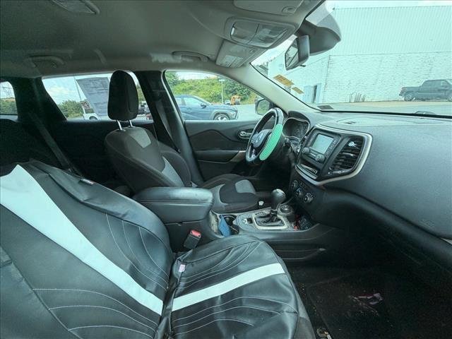 Used 2018 Bright White Clearcoat Jeep Latitude image 12