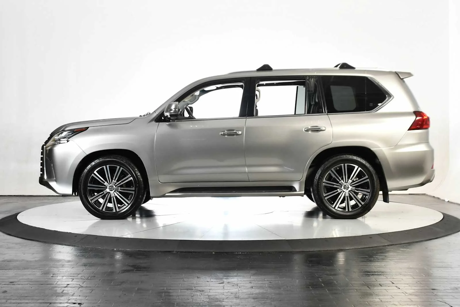 Used 2018 Atomic Silver Lexus  image 2
