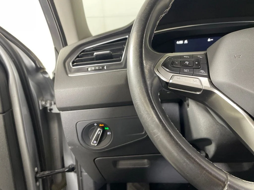 Used 2022 Silver Volkswagen 2.0T SE image 12