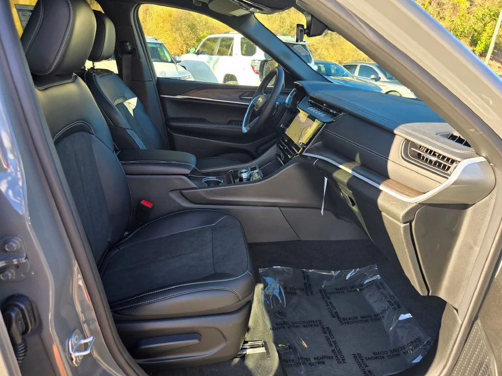 New 2027 Gray Jeep Laredo Altitude image 27