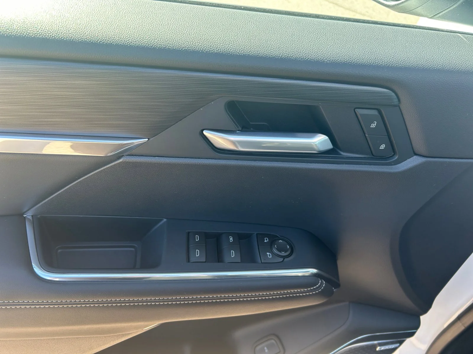 New 2026 Summit White GMC Elevation AWD image 17