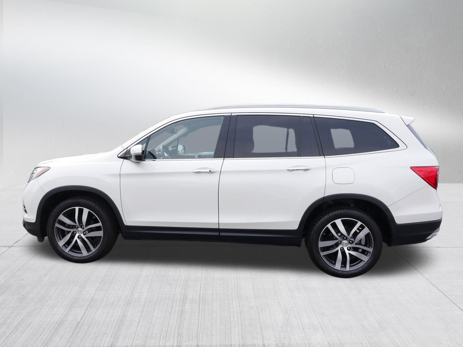 Used 2017 White Diamond Pearl Honda Touring image 4