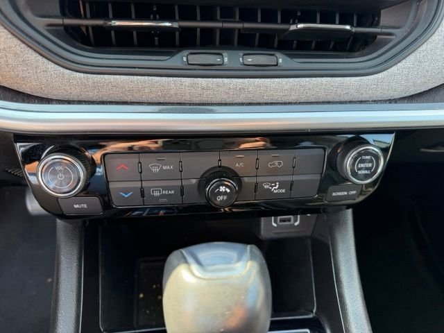 Used 2022 Silver Jeep Latitude Lux image 19