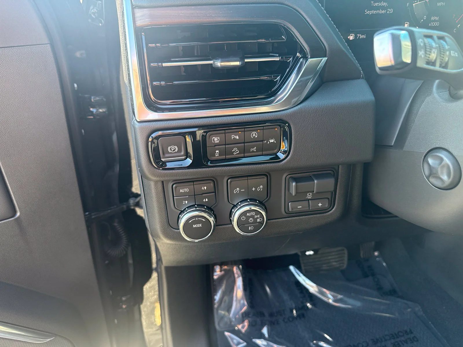 2026 GMC Yukon Denali - Photo 14