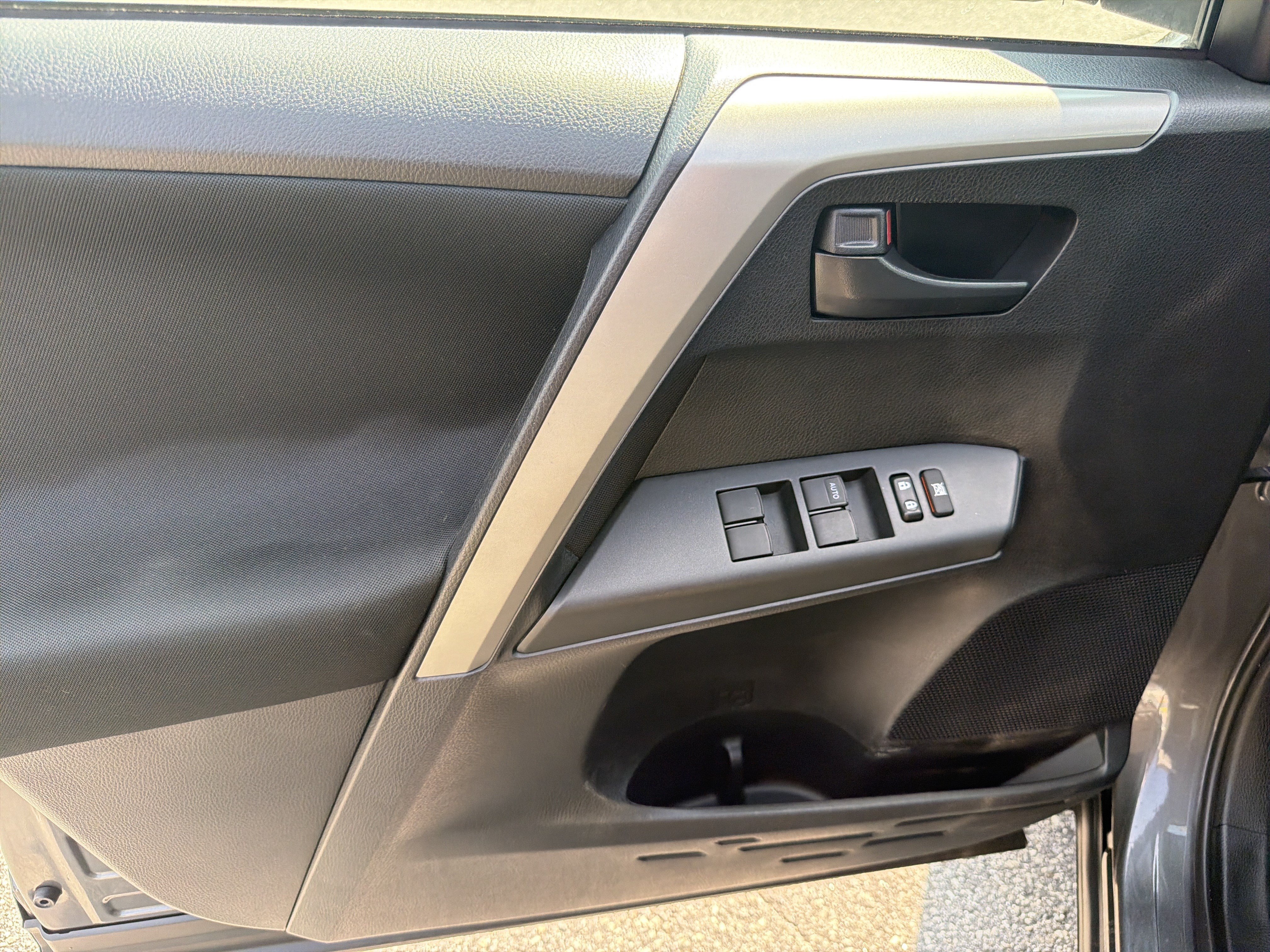 Used 2016 Magnetic Gray Metallic Toyota LE image 19