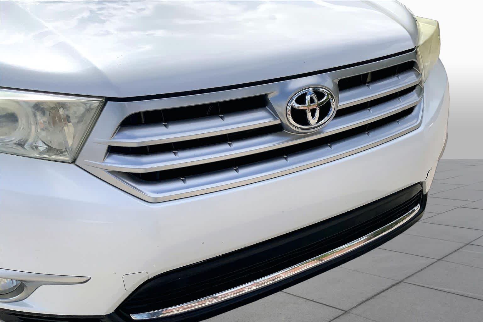 Used 2012 Blizzard Pearl Toyota Limited image 30