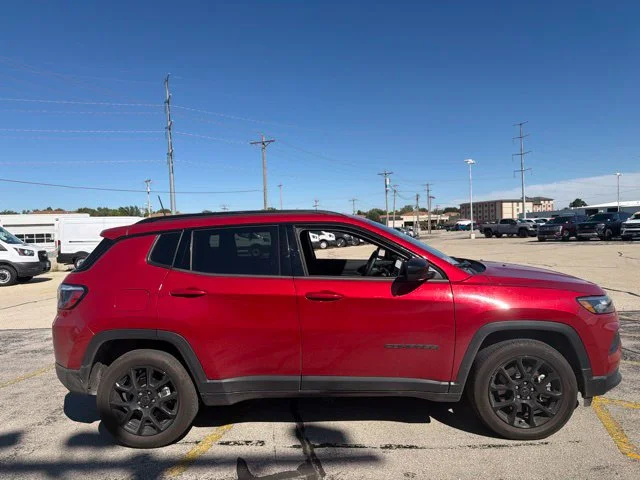 Used 2025 Red Hot Pearlcoat Jeep Latitude image 5