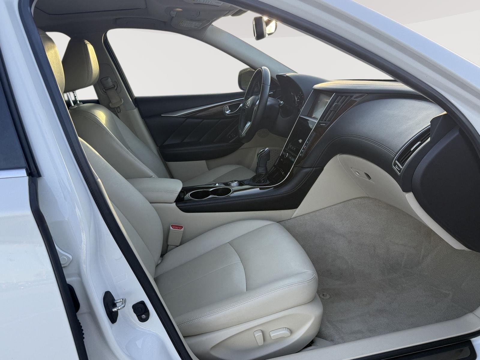 Used 2019 Majestic White INFINITI 3.0t LUXE image 7