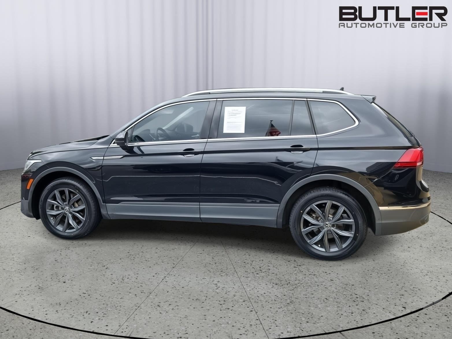 Used 2022 Deep Black Pearl Volkswagen SE image 8