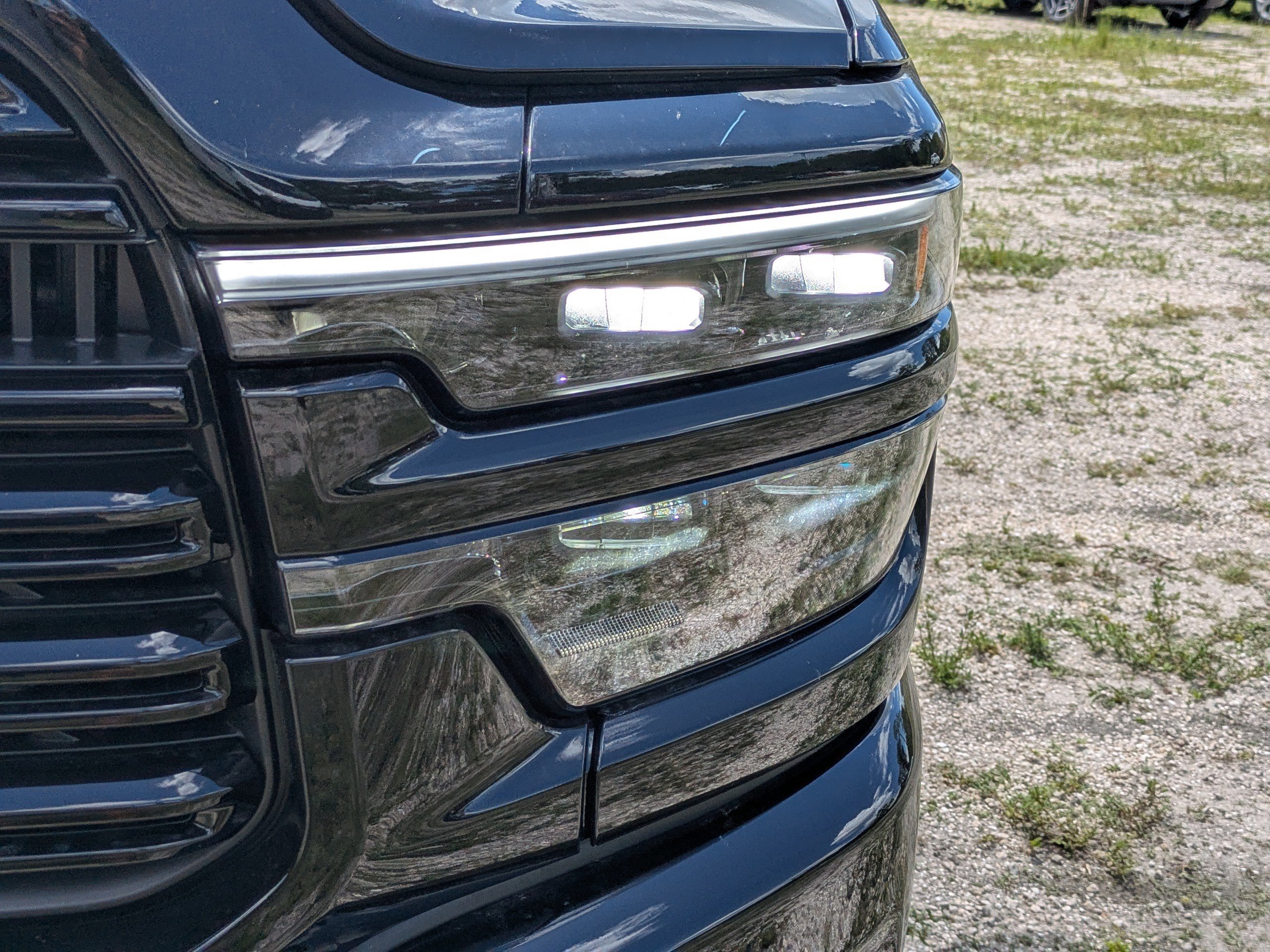 New 2026 Diamond Black Crystal Pearl-Coat Exterior Paint RAM Laramie image 9