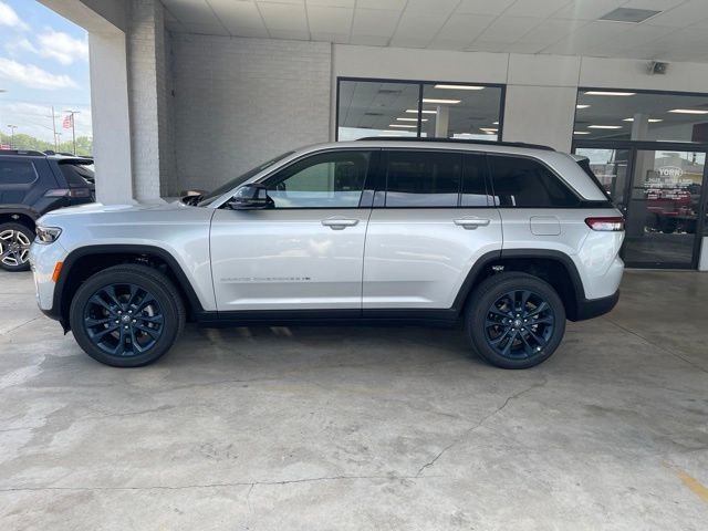 New 2026 Silver Zynith Exterior Paint Jeep 85th Anniversary Edition image 3