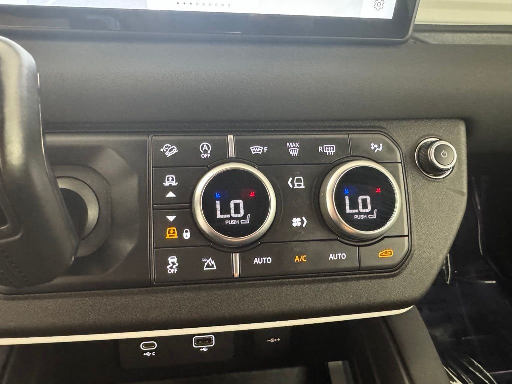 Used 2022 White Land Rover Standard image 17