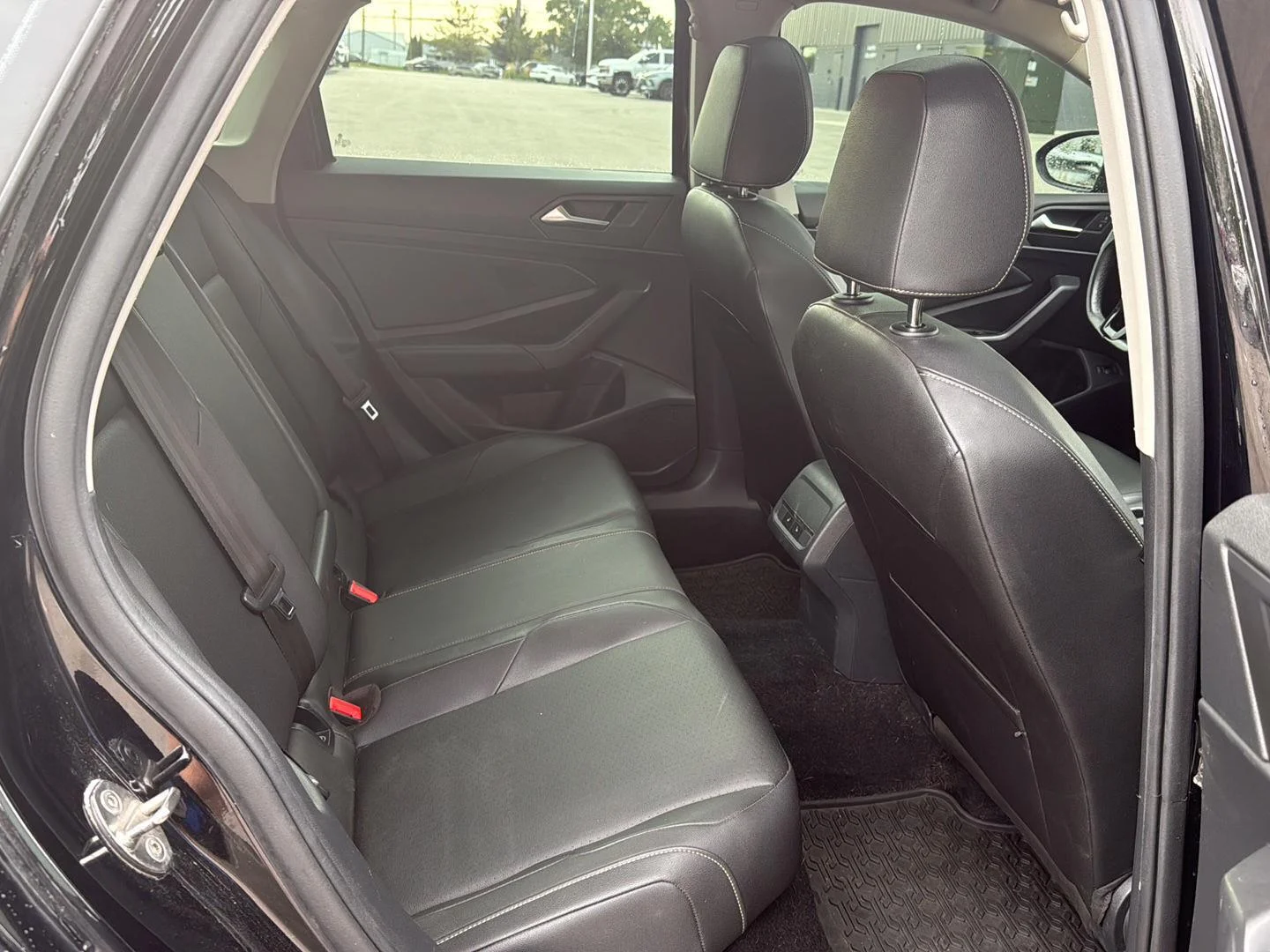 Used 2019  Volkswagen SE image 11